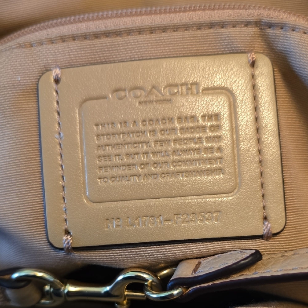 Coach Tan Leather Shoulder Bag with Classic Design - Picture 4 of 9
